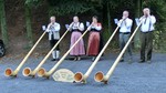 Alphornspieler am Dreistelzhof